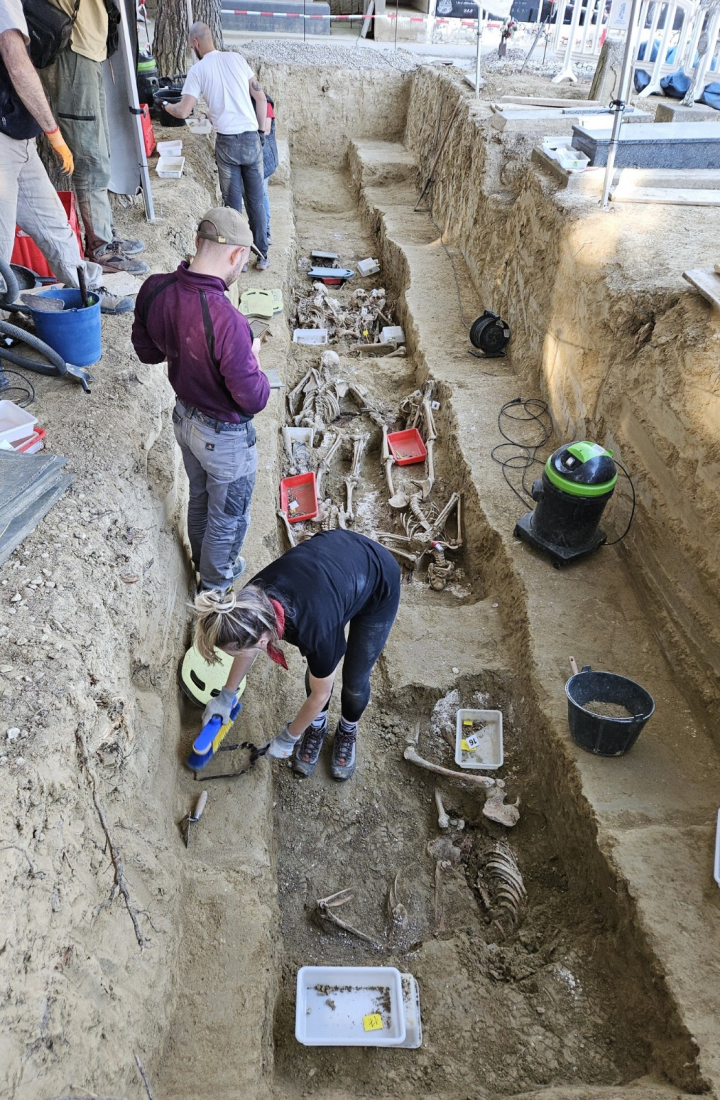 Los distintos trabajadores en la fosa de Ejea de los Caballeros.