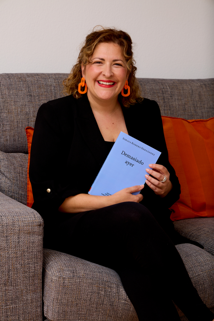 Soraya Romero Hernández con su novela 'Demasiado ayer'