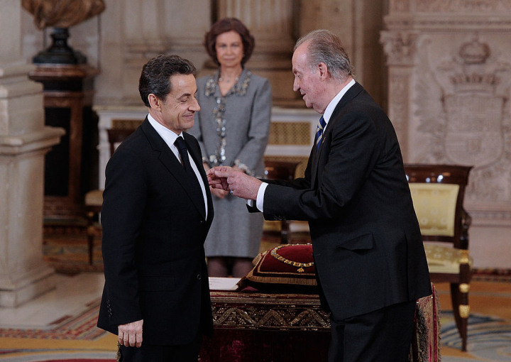 El rey Juan Carlos I entregando el Toisón de Oro a Nicolas Sarkozy en presencia de la reina Sofía en 2012