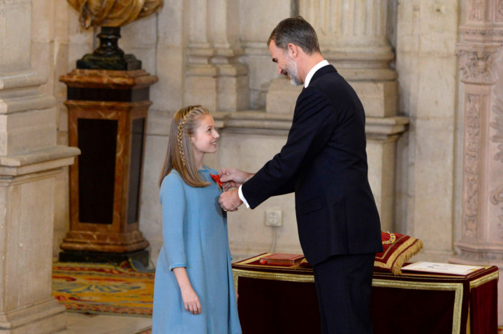 Felipe VI impone el Toisón de Oro a la princesa Leonor en el día del 50 cumpleaños del rey