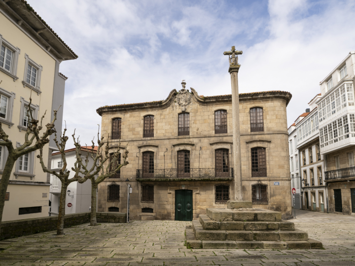 La Casa Cornide es obra del ingeniero Francisco Llobet y data del siglo XVIII, con un fuerte vínculo con el período cultural de la Ilustración.