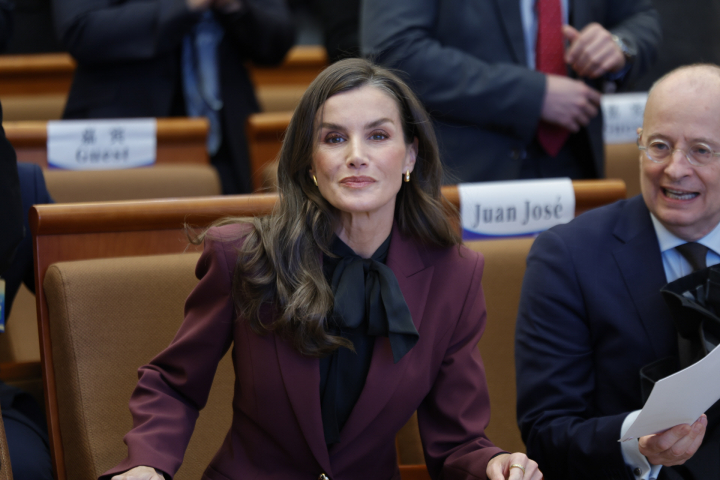 La reina Letizia, en la Universidad de Pekín con una blusa con lazada negra
