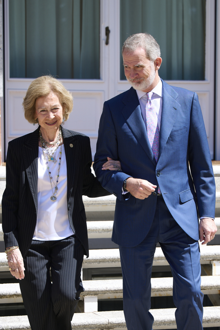 La reina Sofía y Felipe VI cogidos del brazo en un acto en La Zarzuela en julio de 2025