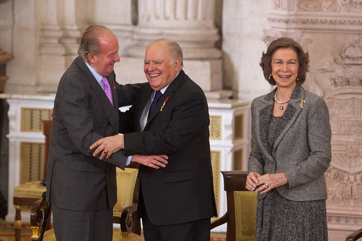Los reyes Juan Carlos y Sofía en la imposición del Toisón de Oro a Enrique V. Iglesias en 2014