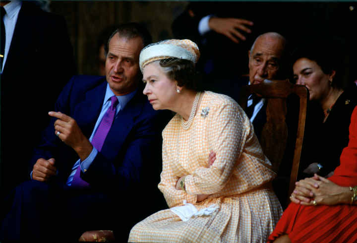 El rey Juan Carlos y la reina Isabel II viendo un espectáculo en Sevilla en 1988
