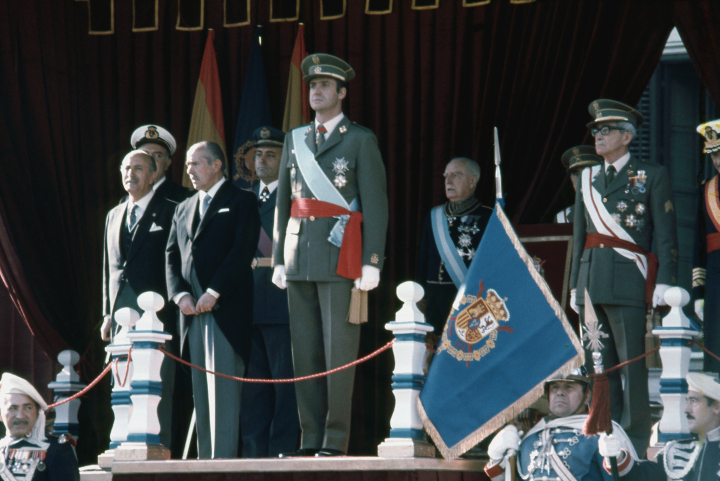 El Rey Juan Carlos preside un desfile militar en 1975