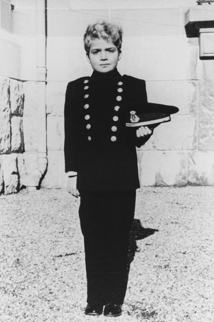 El rey Juan Carlos vestido de uniforme cuando era pequeño