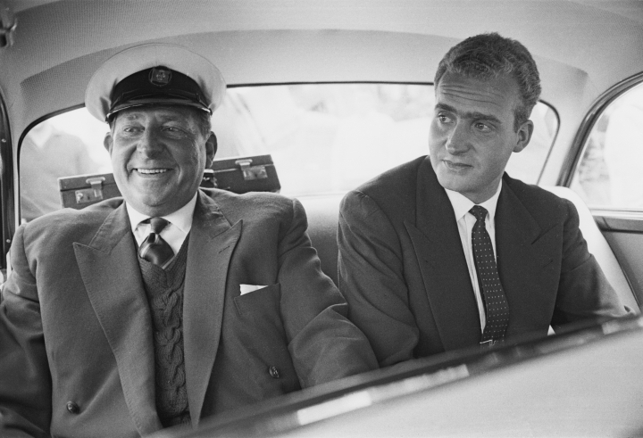 El rey Juan Carlos con su padre, don Juan de Borbón, en la isla de Wight, en Inglaterra en 1963