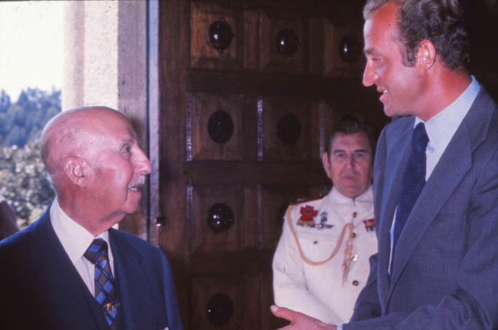 Juan Carlos I saluda a Franco