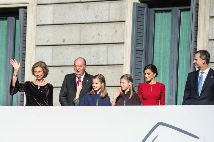 Los reyes Felipe y Letizia, la princesa Leonor y la infanta Sofía y los reyes Juan Carlos y Sofía en el 40 aniversario de la Constitución Española