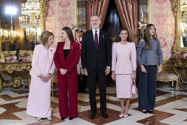 La familia real en la entrega del Toisón de Oro a la reina Sofía en el 50 aniversario de la monarquía