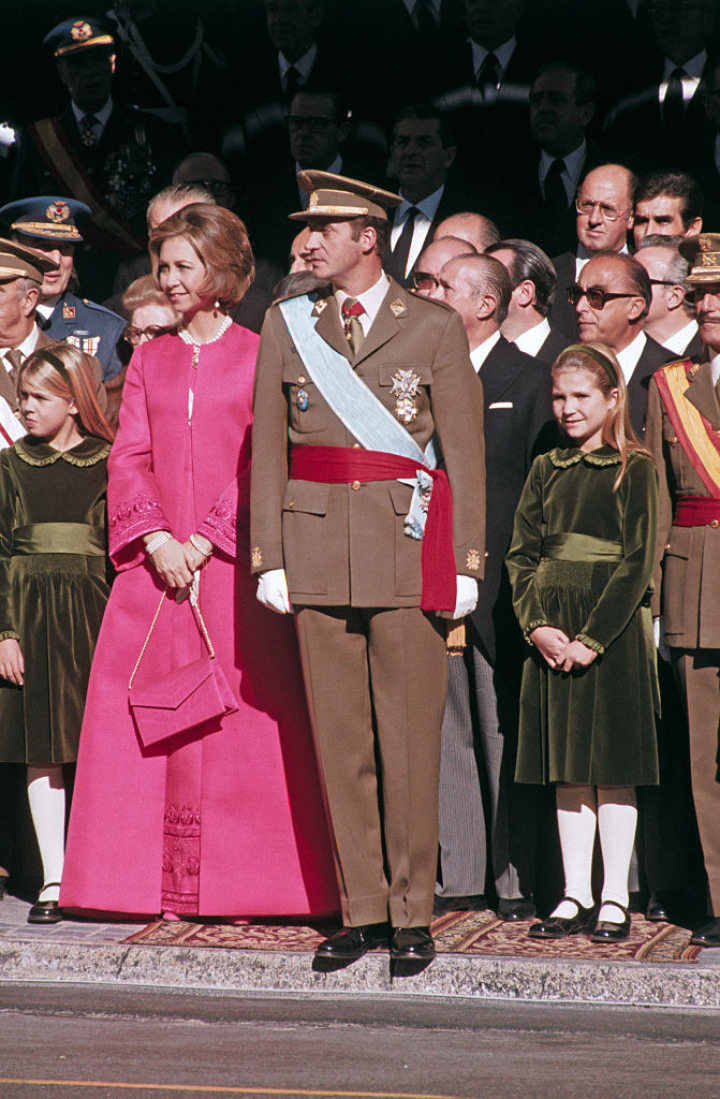 La reina Sofia, a las puertas del congreso con el abrigo a juego del vestido