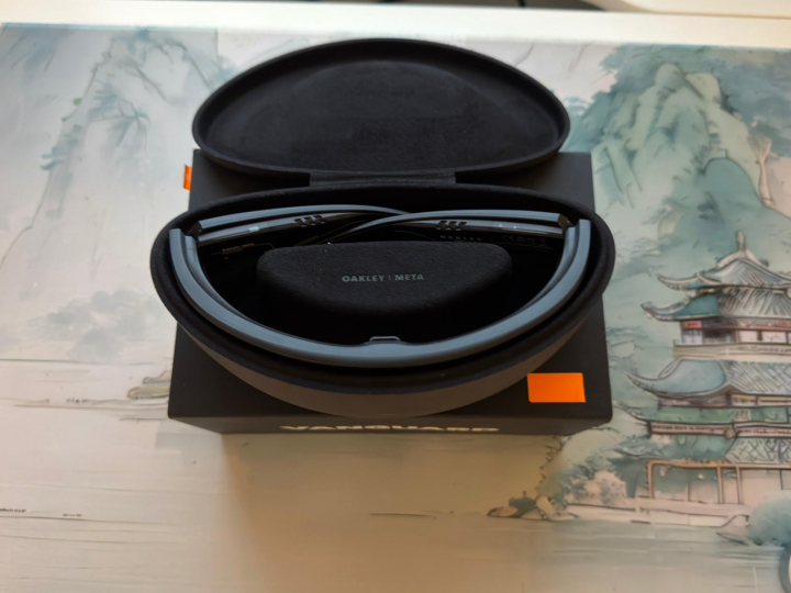 Las Oakley Meta Vanguard en su funda de carga. En el caso de agotarse la batería, tiene un puerto USB-C para recargarla.