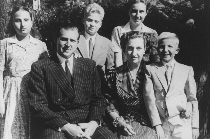 Los condes de Barcelona con sus hijos, la infanta Pilar, el rey Juan Carlos, la infanta Margarita y el infante Alfonso