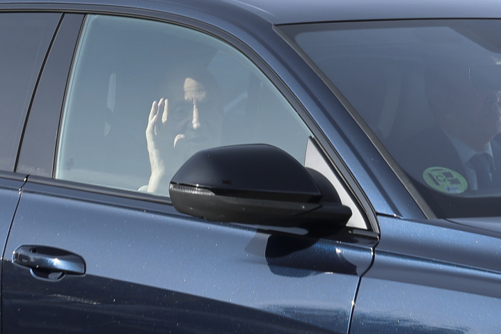 El rey emérito, Juan Carlos I, a su llegada al Palacio de El Pardo este sábado. Cuando se cumplen cincuenta años de su proclamación, la Familia Real celebra un almuerzo en El Pardo de carácter privado en honor a los premiados con el Toisón de Oro, al que acude el monarca emérito, que no ha participado en los actos oficiales programados. EFE/ Sergio Pérez