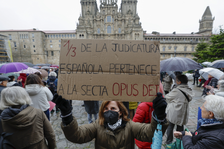 alt="alt="Centenares de personas apoyan al fiscal general del Estado y piden "Stop golpe. No a la justicia antidemocrática" durante una concentración en la que corearon "Álvaro, amigo, Santiago está contigo", o "Es Amador el defraudador", hoy domingo en Santiago de Compostela.- EFE/Lavandeira jr""