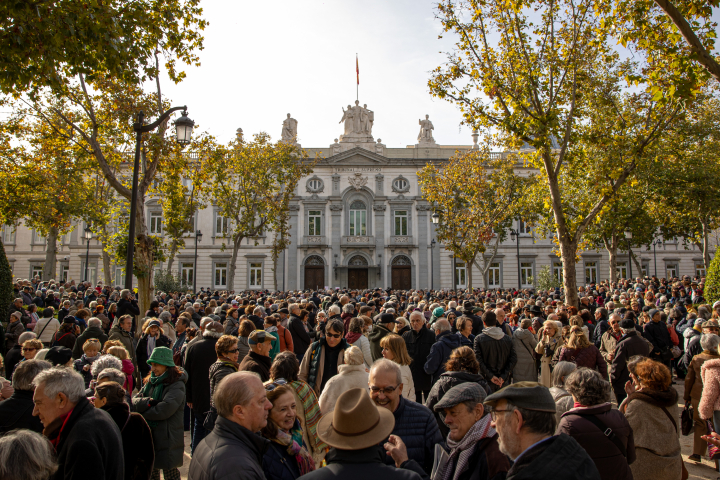 alt="alt="Vista de la manifestación este domingo en frente del Tribunal Supremo en Madrid en apoyo al fiscal general del Estado, Álvaro García Ortiz, tras su condena a dos años de inhabilitación y a una multa de 7.200 euros por un delito de revelación de datos reservados. EFE/ Daniel González""