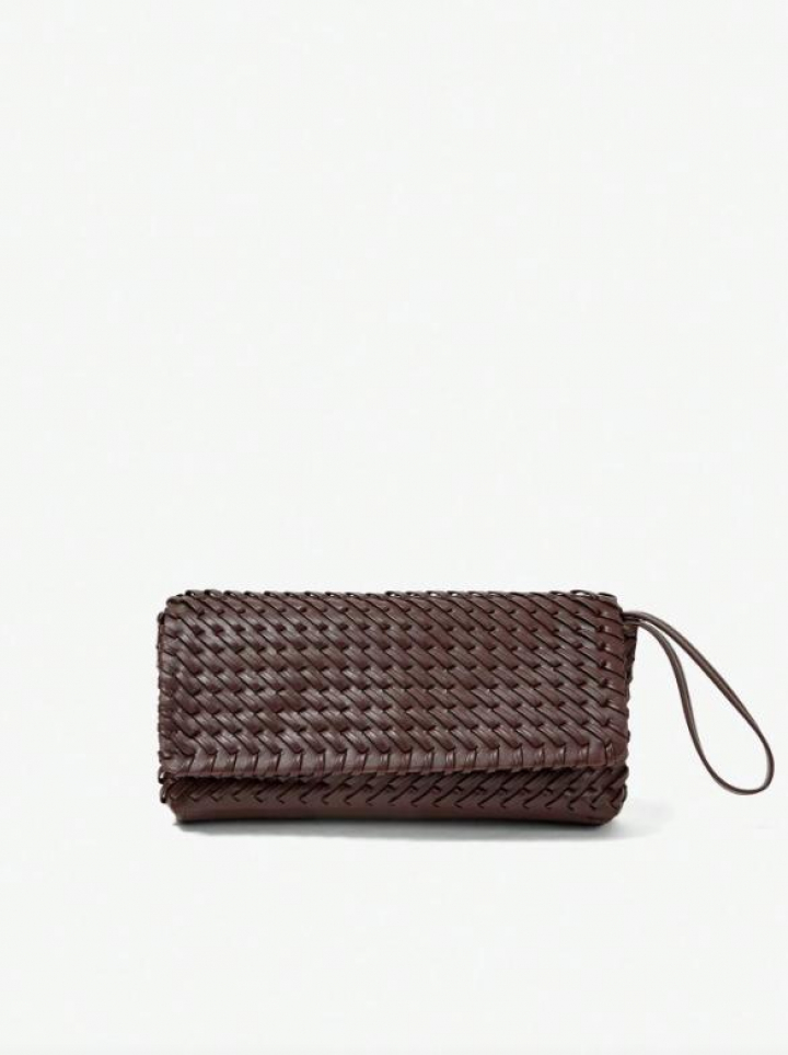 Bolso trenzado estilo 'crossbody' marrón