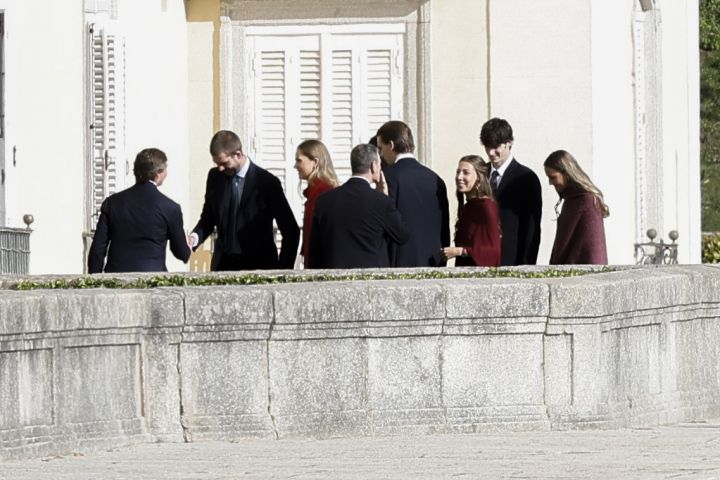 Juan Urdangarin, Irene Urdangarin, Miguel Urdangarin, Olympia Beracasa, Pablo Urdangarin y Johanna Zott en el almuerzo por el 50 aniversario de la monarquía