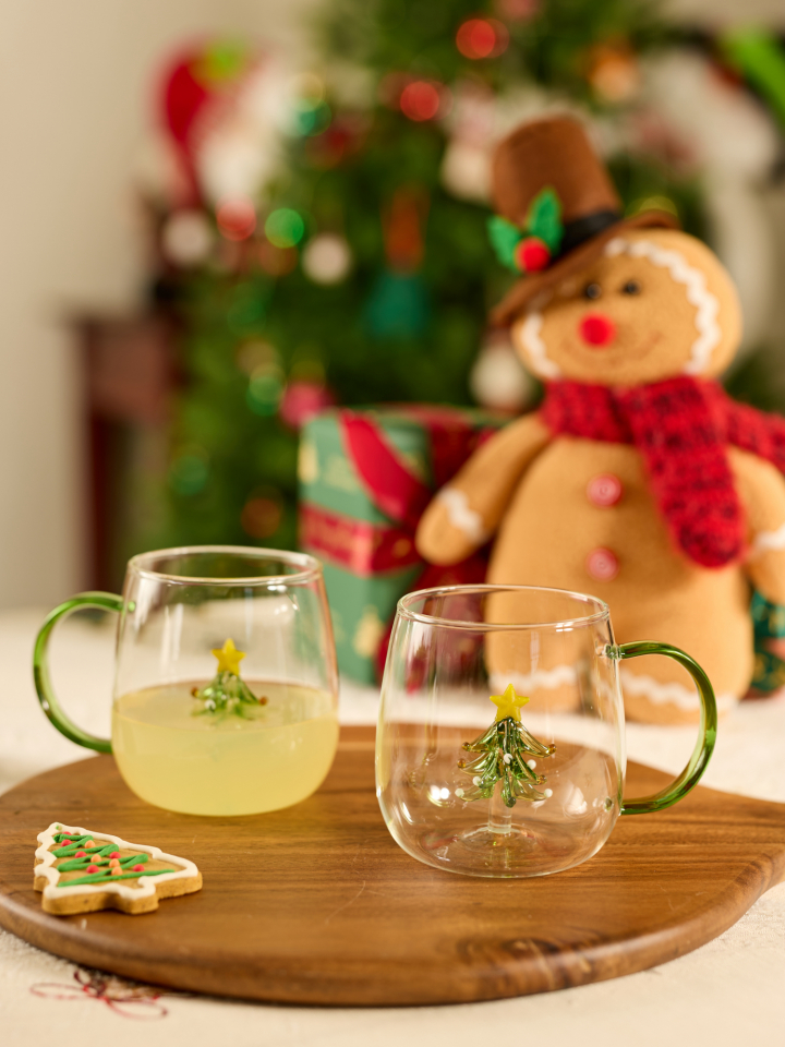 Tazas de vidrio con un árbol de Navidad