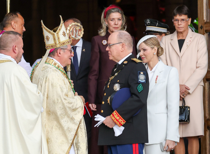 Alberto de Mónaco saluda al Arzobispo de Mónaco Dominic-Marie David en presencia de su mujer, Charlene de Mónaco, y sus hermanas Carolina y Estefanía de Mónaco