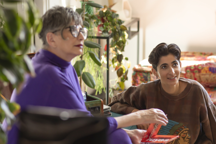 Ana Villa y su hija, Alba Flores, durante el documental.