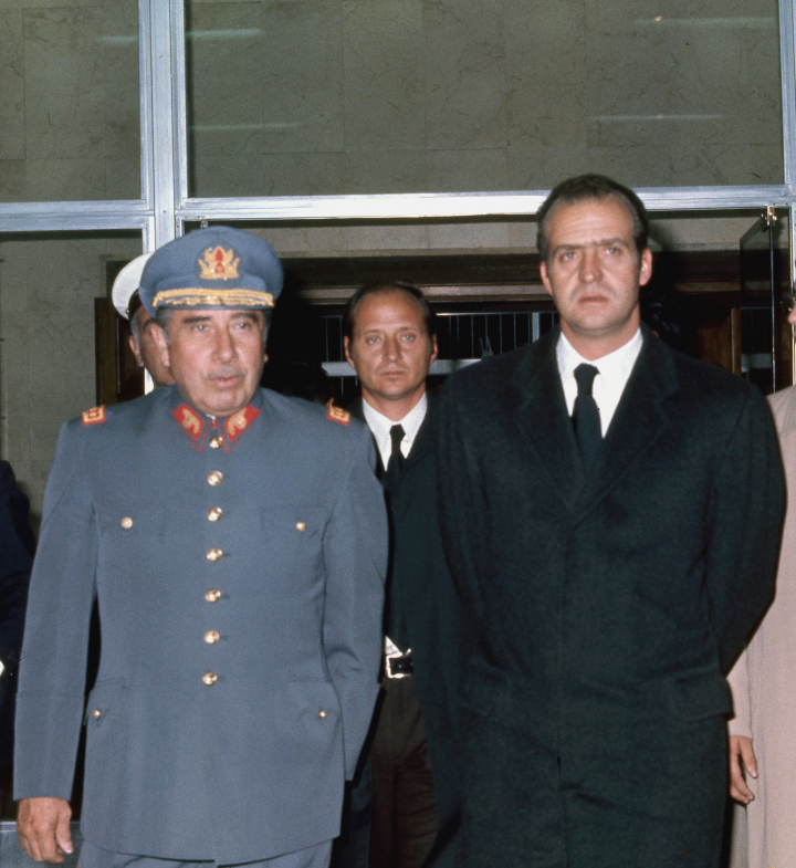 Augusto Pinochet y el rey Juan Carlos en 1975 tras la muerte de Franco