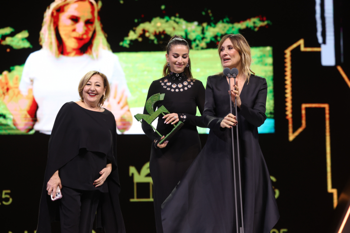 Las actrices de 'Furia' recogiendo su Ondas.