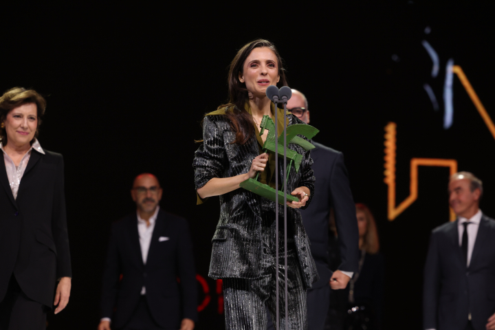 Leticia Dolera recogiendo su Ondas 2025 por 'Pubertat'.