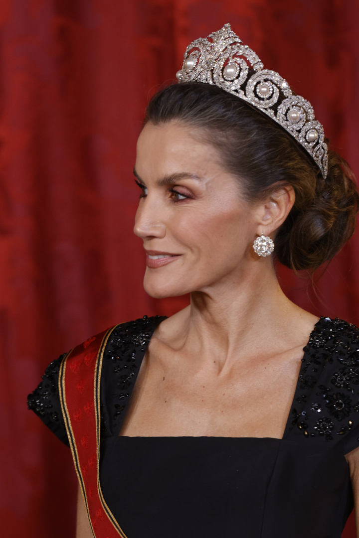Perfil de la reina, con la tiara Cartier y los pendientes de chatones