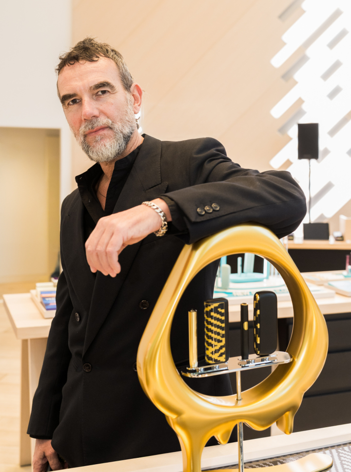 El diseñador Stefano Seletti posa junto a su IQOS diseñado por él.
