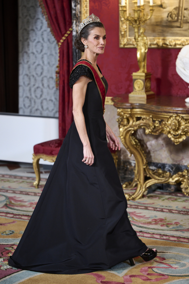 Imagen en la que se pueden ver las sandalias de plataforma de Letizia