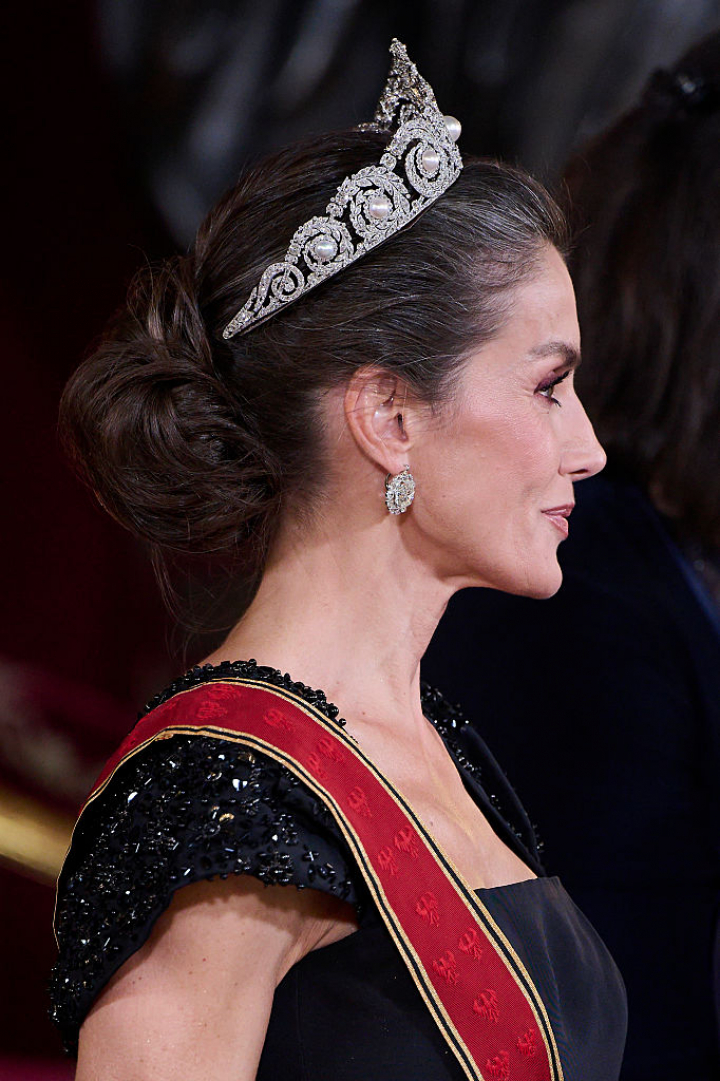 Perfil de la reina Letizia con la tiara Cartier y los chatones