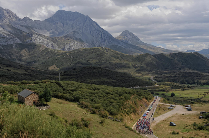 alt="alt="Varios ciclistas atravesando el Parque Natural de Somiedo""