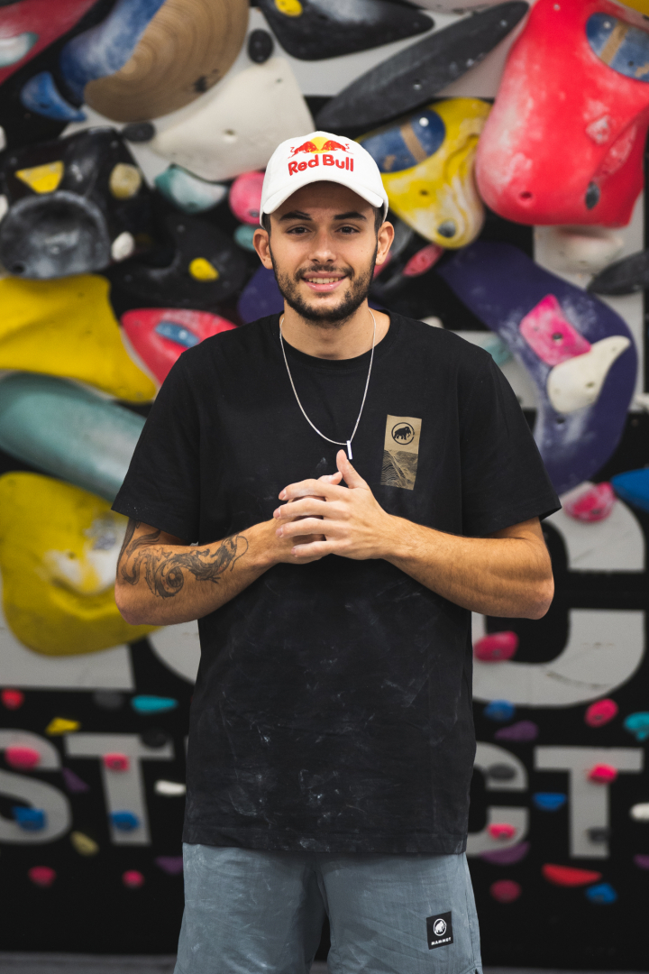 Alberto Ginés, posando