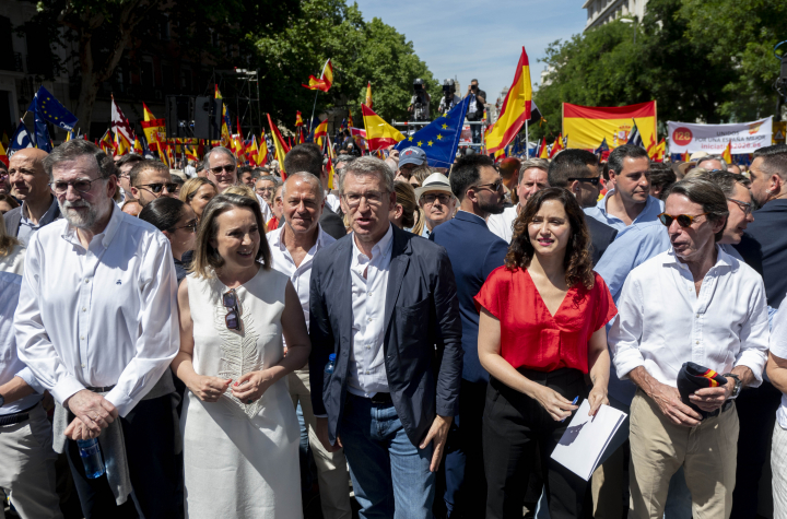 Alberto Núñez Feijóo acompañado por la presidenta de la Comunidad de Madrid, Isabel Díaz Ayuso, y otros dirigentes del Partido Popular.