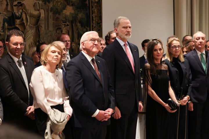 Felipe VI y la reina Letizia con una de las pulseras gemelas en la recepción en su honor ofrecida por el presidente y la primera dama de Alemania por su visita de Estado a España