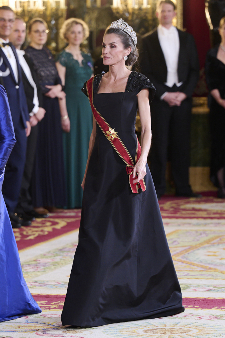 La reina Letizia con un vestido negro de Carolina Herrera, la tiara Cartier los pendientes de chatones y su anillo de Coreterno en la cena de gala en honor al presidente de Alemania