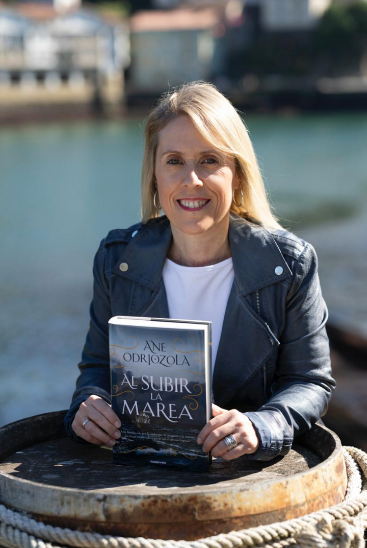 Ane Odriazola posa con su novela 'Al subir la marea', publicada por N de Novela