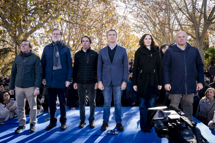 Plana mayor del Partido Popular, con Almeida, Rajoy, Aznar, Feijóo, Ayuso y Tellado