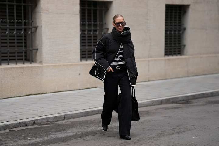 Una mujer con un plumas con bufanda incorporada