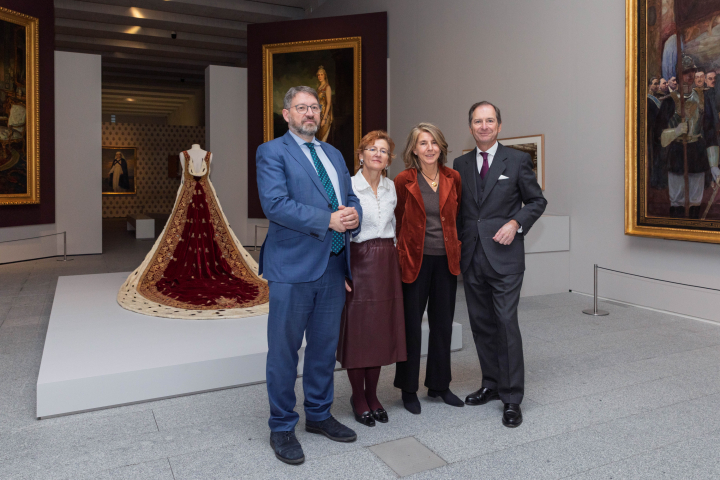 El director de la Galería de las Colecciones Reales, Victor Cageao, y las comisarias Arantxa Domingo y Reyes Utrera en la exposición de Victoria Eugenia