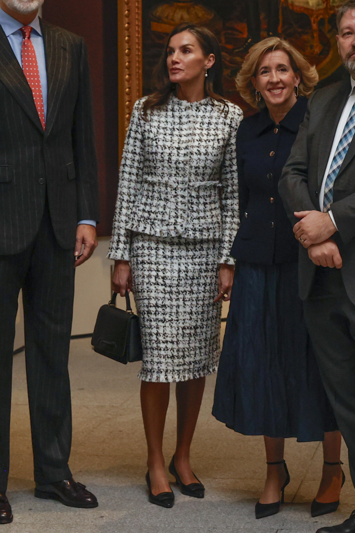La reina Letizia con un traje tweed en blanco y negro.