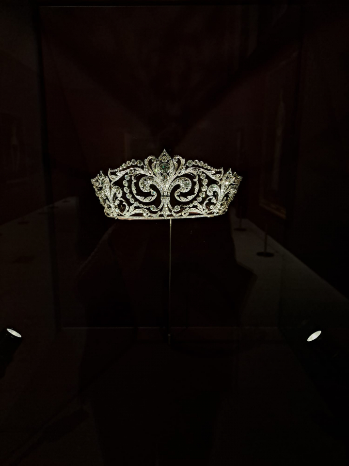 La tiara de la Flor de Lis en la exposición de la reina Victoria Eugenia en la Galería de las Colecciones Reales