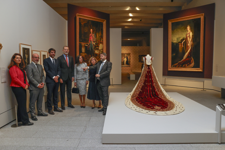 Los reyes Felipe y Letizia en la exposición de Victoria Eugenia en la Galería de las Colecciones Reales