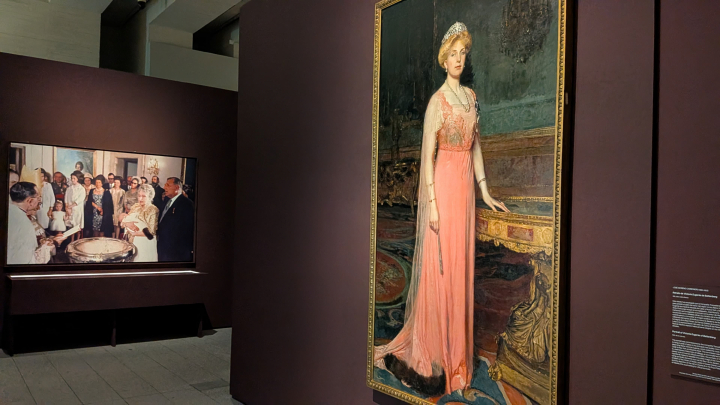 Retrato de la reina Victoria y Eugenia y foto de Felipe VI en brazos de Ena en la exposición de la reina Victoria Eugenia en la Galería de las Colecciones Reales