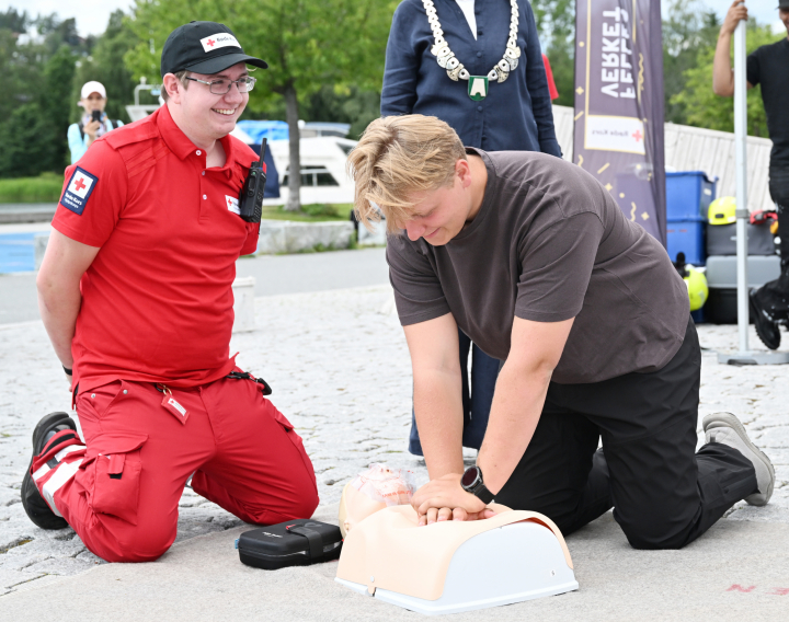 Sverre Magnus de Noruega en un acto oficial para conocer el programa de verano de la Cruz Roja en Noruega
