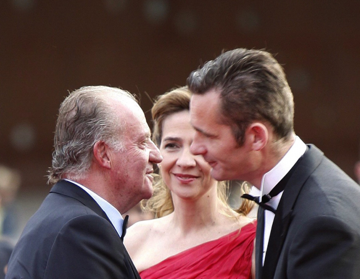 El rey Juan Carlos e Iñaki Urdangarin se saludan en presencia de la infanta Cristina