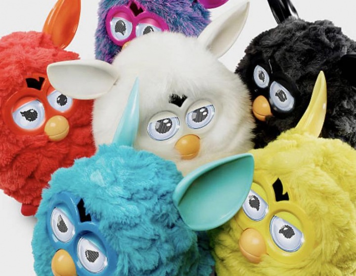 alt="alt="Distintos Furby de varios colores""