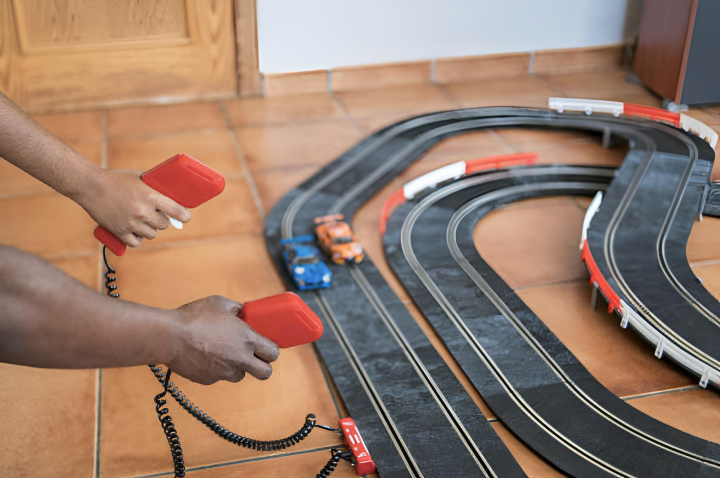 alt="alt="Dos personas echando una carrera en una pista de Scalextric""